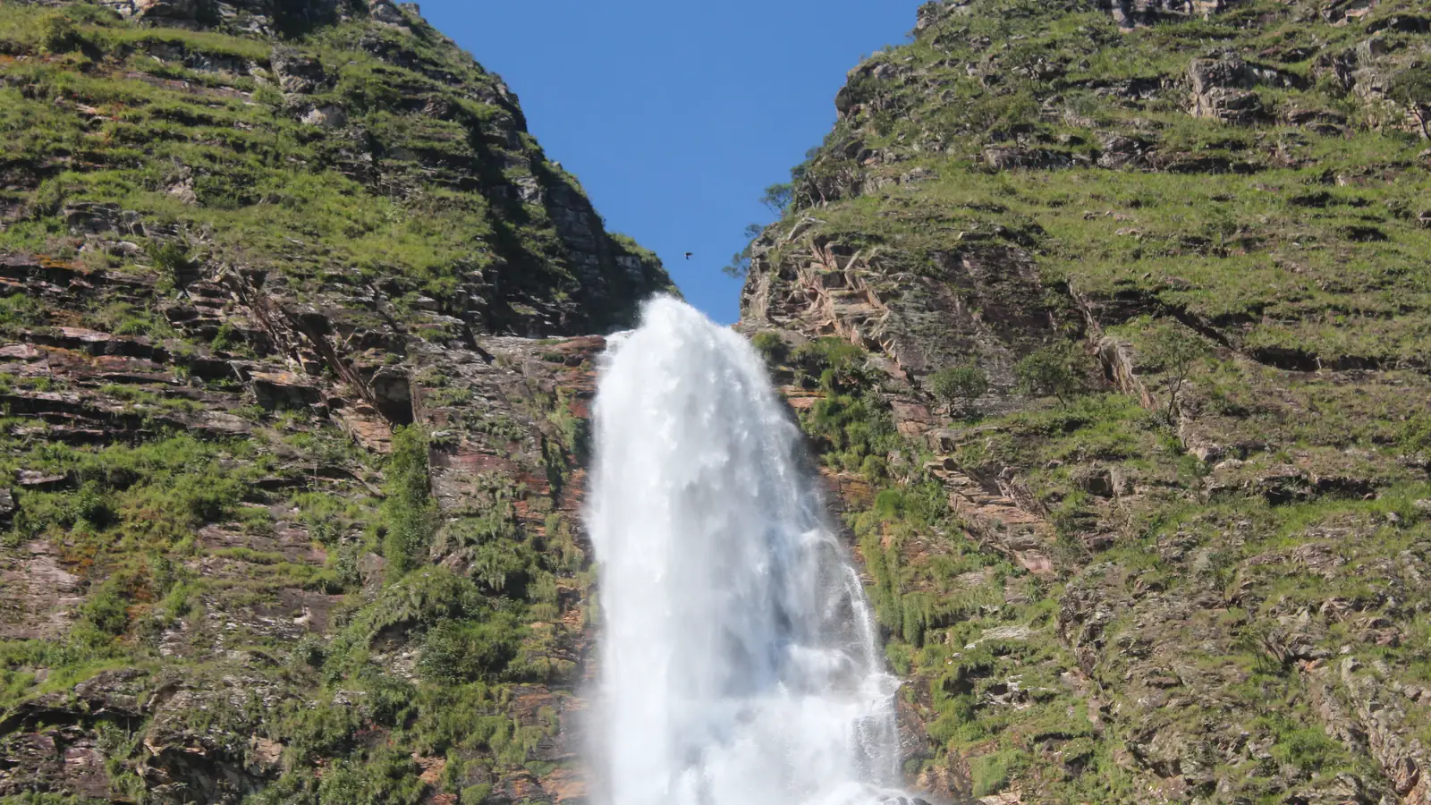 Cachoeira Casca d'Anta despencando por um paredão na Serra da Canastra