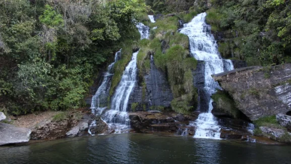 Cachoeira do Paredão em Guapé, com a água descendo por um grande paredão de camadas de pedra
