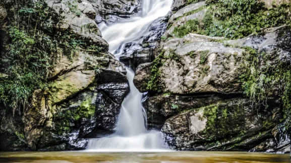 Cachoeira Véu de Noiva, em São Thomé das Letras (MG)
