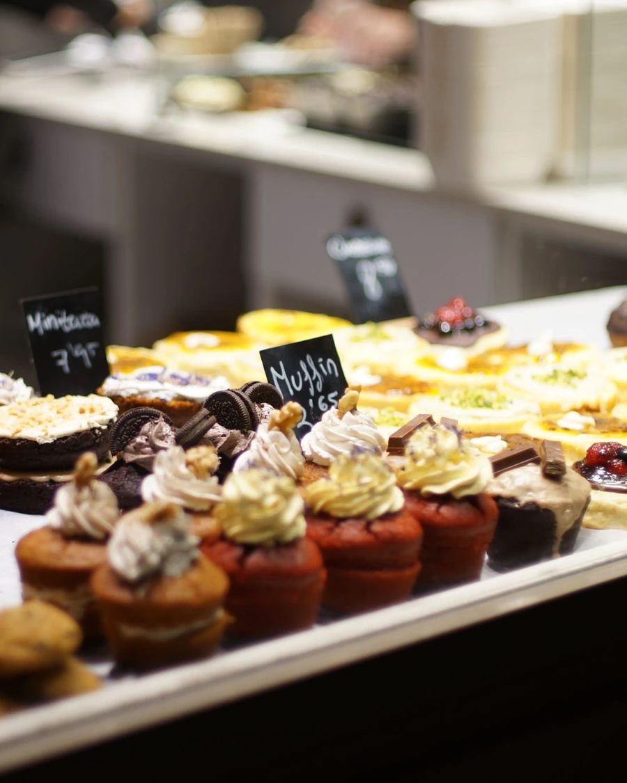 Vitrine de confeitaria com cupcakes, cookies e tortas